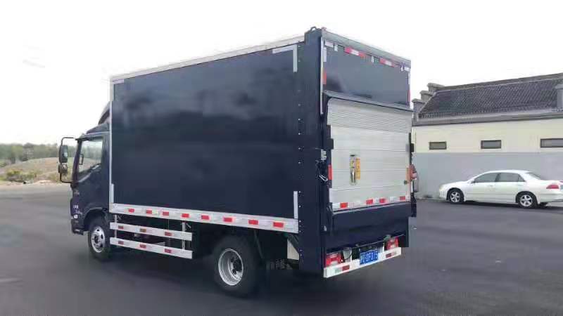 垂直(zhi)升降汽車尾(wei)闆