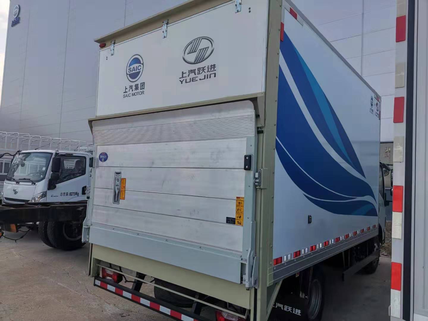 垂直(zhi)升降汽車尾(wei)闆