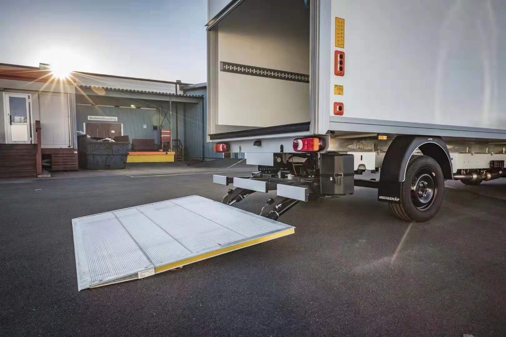 滑動折疊(die)式汽車尾闆