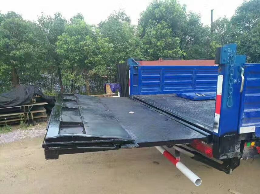 折疊(dié)式汽車(che)尾闆