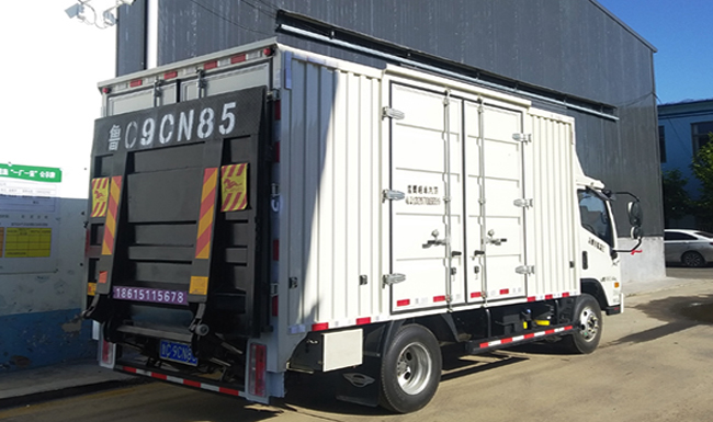 頂梁柱汽(qì)車升降尾闆(pǎn)優點分析