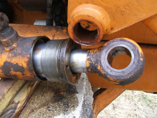 裝(zhuāng)載機活塞杆(gan)的拆卸步驟(zhòu)拆下密封件(jiàn)圖