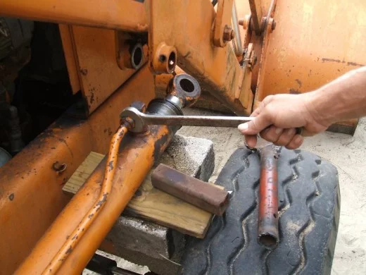 裝載機活(huo)塞杆的拆卸(xie)步驟釋放壓(yā)力圖