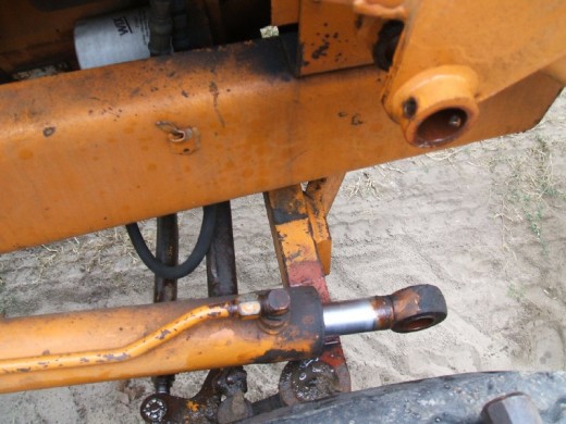 裝(zhuang)載機活塞杆(gan)的拆卸步驟(zhòu)在木塊上支(zhi)撐圖