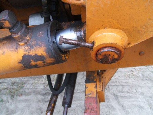 裝載(zǎi)機活塞杆的(de)拆卸步驟斷(duàn)開兩端連接(jie)圖